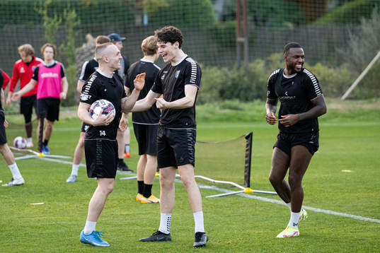 Aron Bjarnason , och Jamie Roche och Christian Kouakou