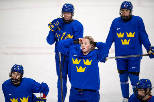 Linnéa Andersson and Olivia Carlsson of Sweden women's ice