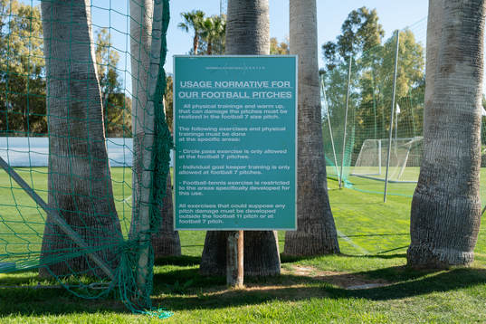 Skylt om förhållningsregler på Marbella Football Center