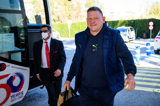Sportkoordinator Alf Westerberg ankommer till hotellet