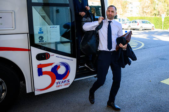 Sportchef Andreas Georgson ankommer till hotellet