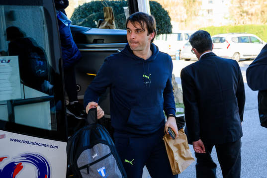 Tränare Milos Milojevic ankommer till hotellet
