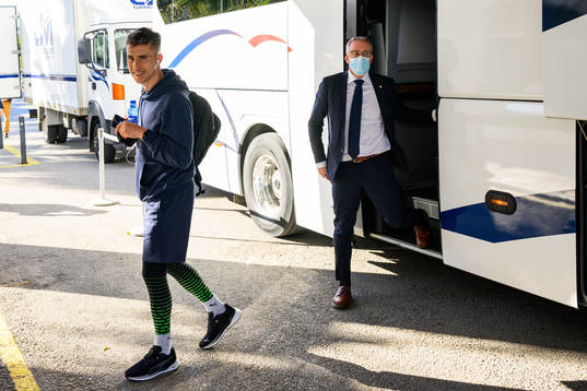 Jonas Knudsen ankommer till hotellet