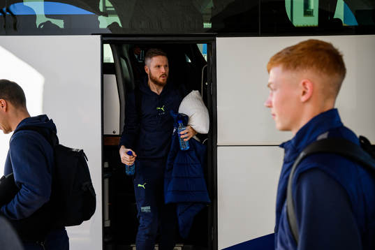 Lasse Nielsen ankommer till hotellet