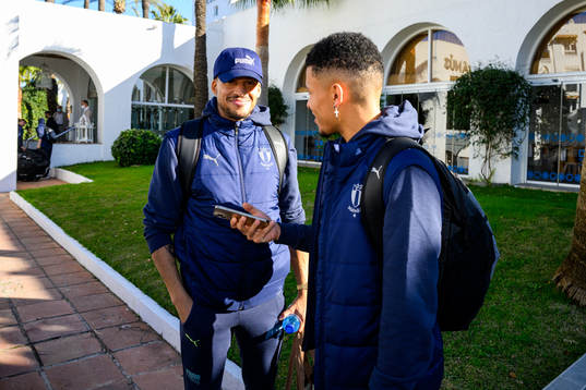 Martin Olsson och Romain Gall ankommer till hotellet