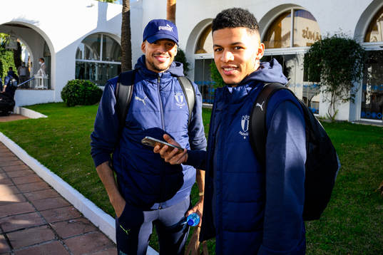 Martin Olsson och Romain Gall ankommer till hotellet
