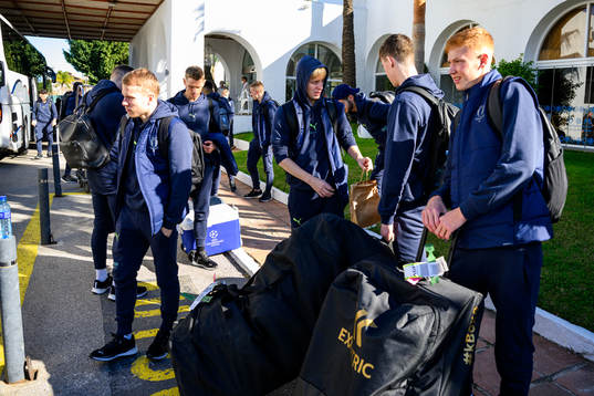 Oscar Lewicki väntar på bagage
