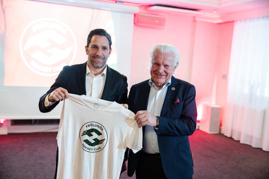 Joel Lundqvist och ordförande Mats Grauers Frölunda