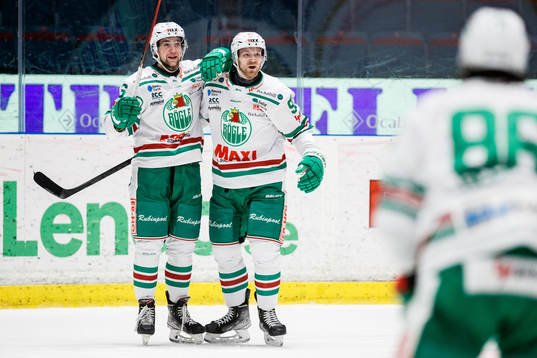 Rögles Lucas Ekeståhl-Jonsson (v) jublar med Ted Brithén