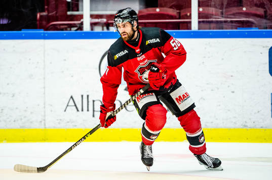 Malmö Redhawks Rikard Olsén värmer upp innan