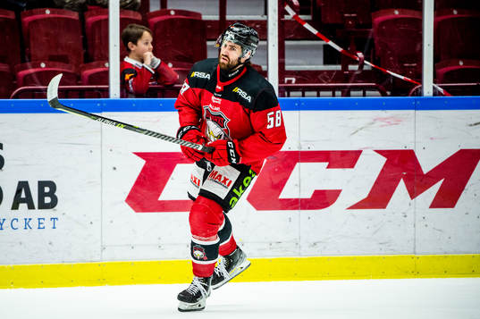 Malmö Redhawks Rikard Olsén värmer upp innan