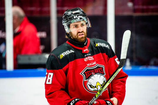 Malmö Redhawks Rikard Olsén värmer upp innan