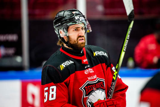 Malmö Redhawks Rikard Olsén värmer upp innan