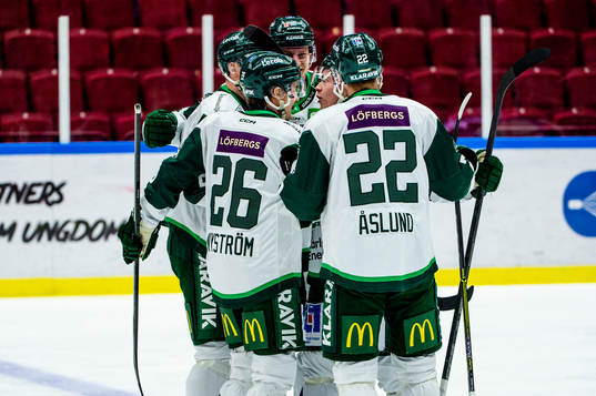 Färjestads Mattias Göransson jublar med lagkamareterna