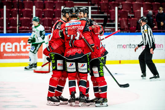 Malmö Redhawks Fredrik Händemark jublar med lagkamraterna