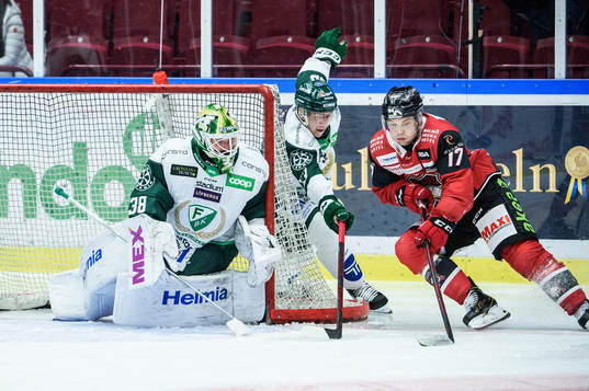 Färjestads målvakt Dominik Furch och Albert Johansson mot