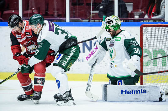 Färjestads målvakt Dominik Furch får en klubba i masken
