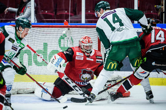 Färjestads Victor Ejdsell och Malmö Redhawks målvakt