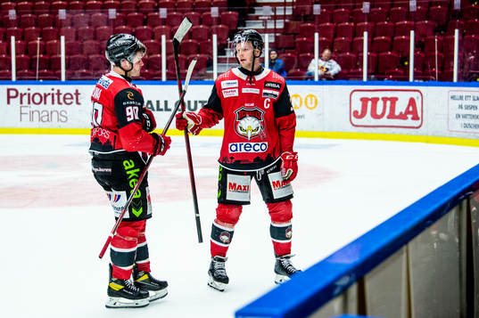 Malmö Redhawks Lance Bouma och Carl Söderberg deppar