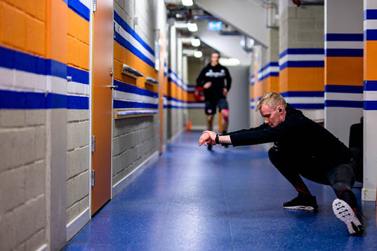 Timrås målvakt Sami Rajaniemi värmer upp före
