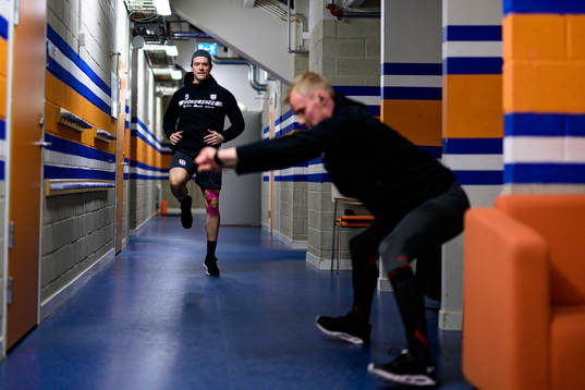 Timrås Didrik Strömberg värmer upp före ishockeymatchen