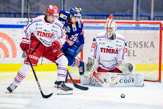 Växjös Joel Kellman mellan Timrås Albin Carlsson och