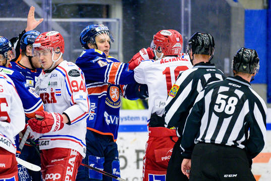 Irriterat mellan Växjös Peter Andersson och Timrås Robin