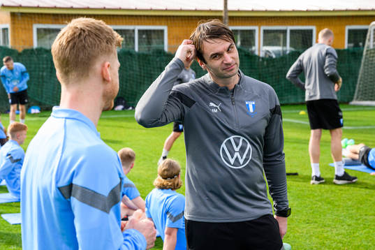 Anders Christiansen i samtal med tränare Milos Milojevic
