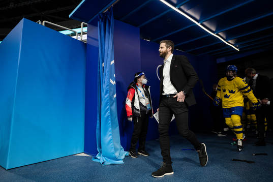 Head coach Ulf Lundberg of Sweden ahed of the women’s ice