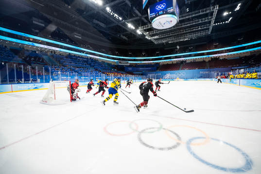 Lina Ljungblom of Sweden and Shiori Koike of Japan in the