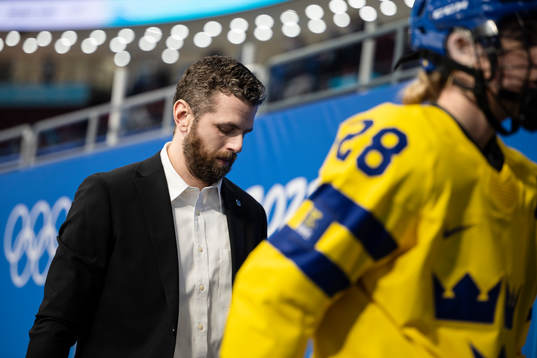 Head coach Ulf Lundberg of Sweden in the women’s ice