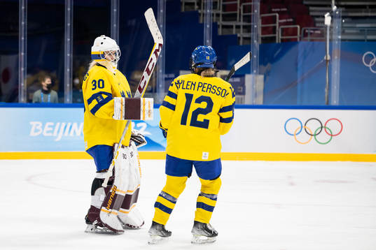 Goaltender Emma Söderberg and Maja Nylen-Persson of Sweden