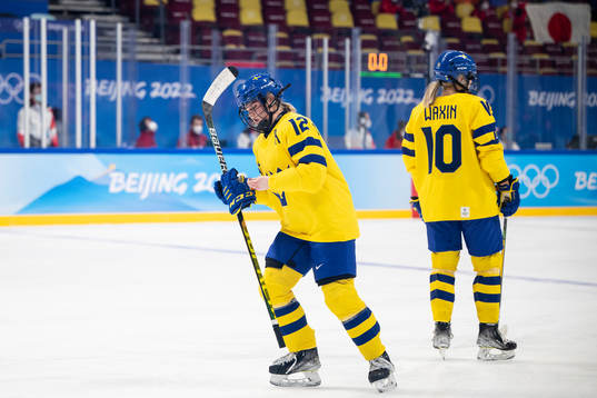 Maja Nylen-Persson and Mina Waxin looks dejected