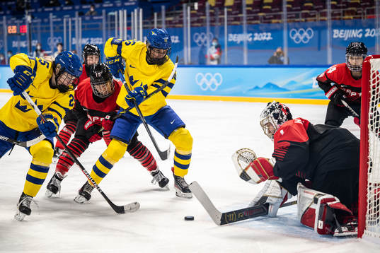 Lina Ljungblom and Linnea Johansson of Sweden against Rui