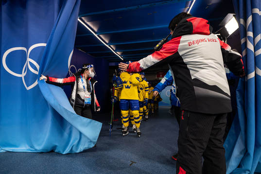 The players of Sweden enter the rink
