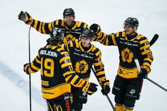Skellefteås Filip Roos jublar med lagkamrater