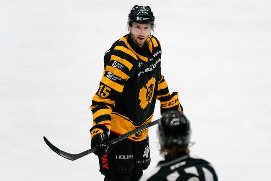 Skellefteås Melker Karlsson och linjedomare Emil Wenström