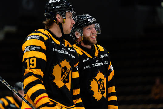 Skellefteås Filip Roos och Petter Granberg jublar