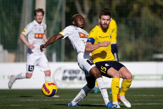 Benie Traore of Häcken and Danil Glebov of Rostov