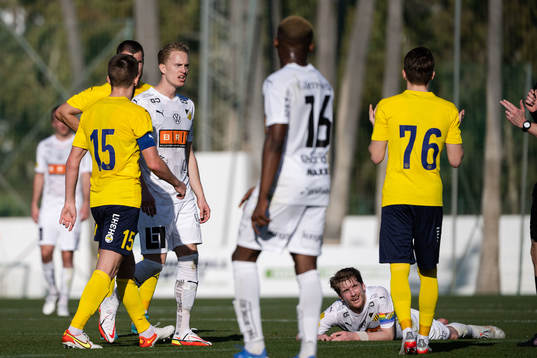 Gustav Berggren and Erik Friberg of Häcken reacts