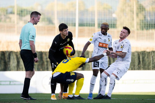 Benie Traore and Tobias Heintz of Häcken helps Bartolomeu