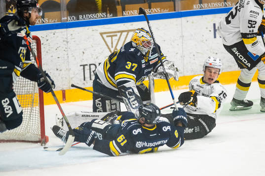 s Tommi Huhtala, målvakt Jonas Gunnarsson och Västerås