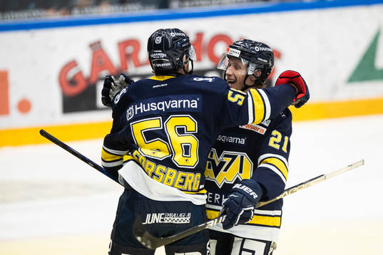 s Fredrik Forsberg och Myles Powell  jublar