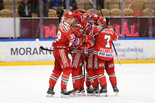 Moras Kristoffer Gunnarsson jublar med lagkamrater