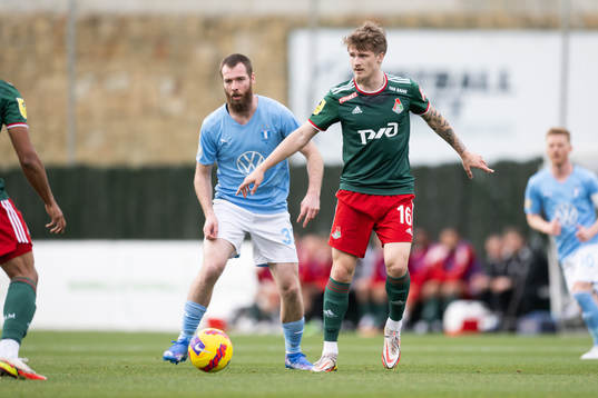 Tin Jedvaj of Lokomotiv Moskva and Jo Inge Berget of Malmö