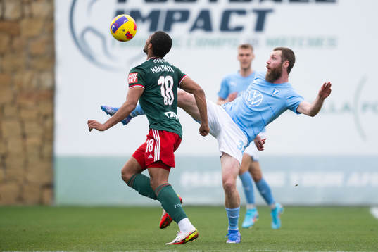 Jo Inge Berget of Malmö FF and Mark Mampassi of Lokomotiv