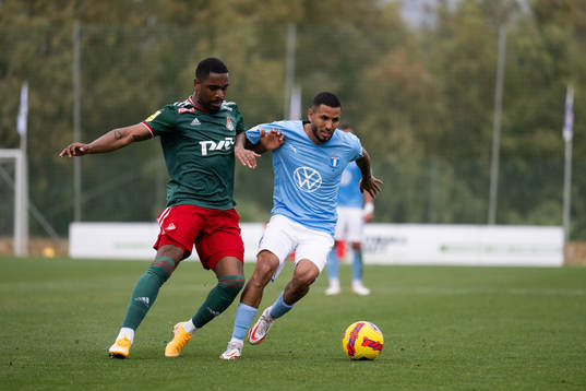 Sergio Pena of Malmö FF and Mark Mampassi of Lokomotiv