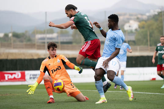 Malik Abubakari of Malmö FF and Pablo Nascimento Castro