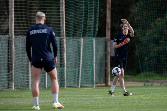 Erik Sorga och målvakt Adam Ingi Benediktsson