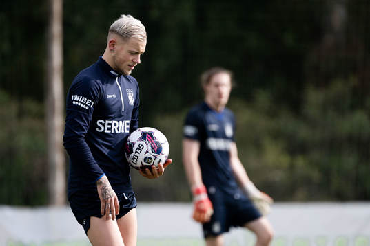 Erik Sorga och målvakt Adam Ingi Benediktsson